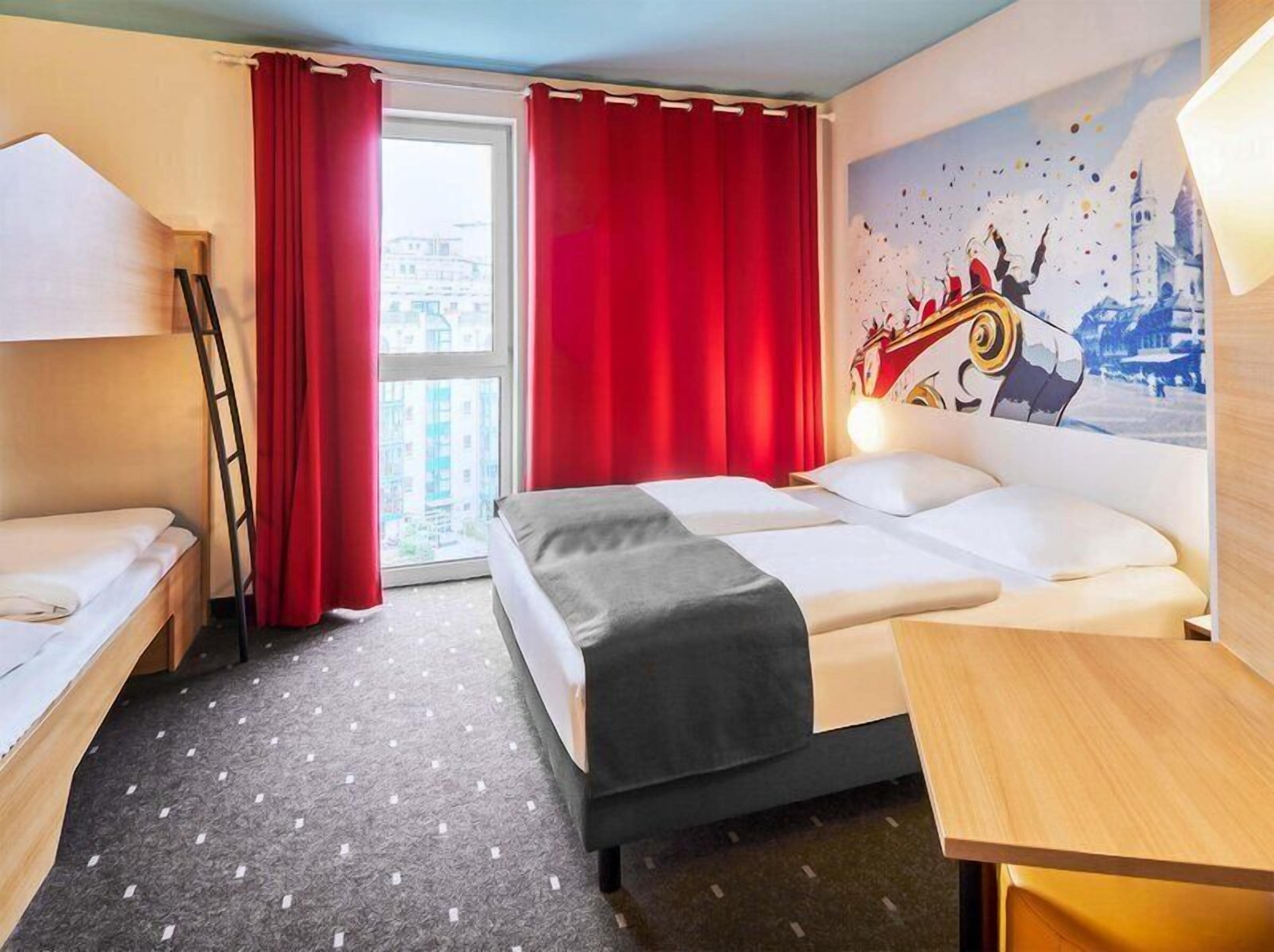 Vierbettzimmer | Schreibtisch, schallisolierte Zimmer, kostenloses WLAN, Bettwäsche