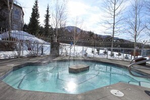 A heated pool - Luxury 2BR/2BA- True Ski-in/out with 3HT`s, Pool (Whistler)