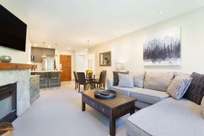 TV - Luxury 2BR/2BA- True Ski-in/out with 3HT`s, Pool (Whistler)