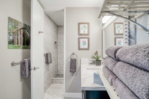 Douche, sèche-cheveux, serviettes fournies, shampoing