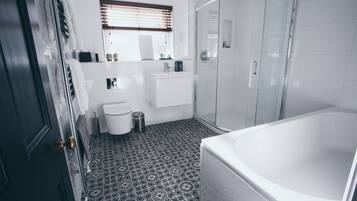 Kahden hengen huone, kylpyhuone makuuhuoneen yhteydessä (Carpark View & Parking) | Kylpyhuone