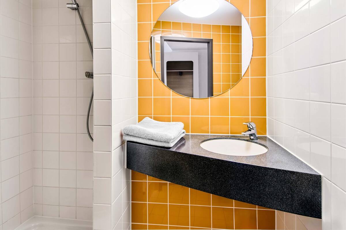 hypo-allergenic bedding, desk, soundproofing, free wifi