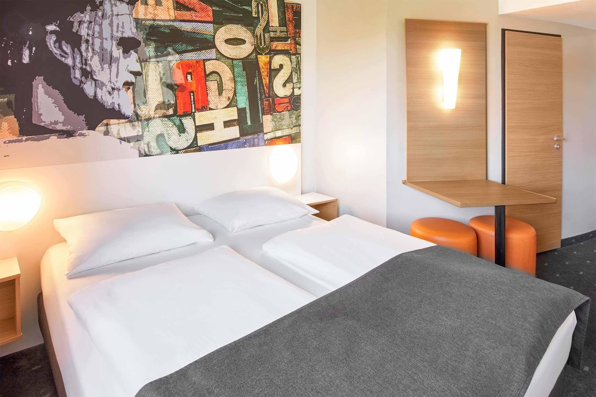 double room | hypo-allergenic bedding, desk, soundproofing, free wifi