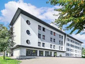 A modern multi-story hotel with a white facade, large windows, and a flat roof. - B&B Hotel Mainz-Hechtsheim (Mainz)