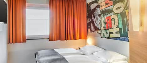 Hypo-allergenic bedding, desk, soundproofing, free WiFi