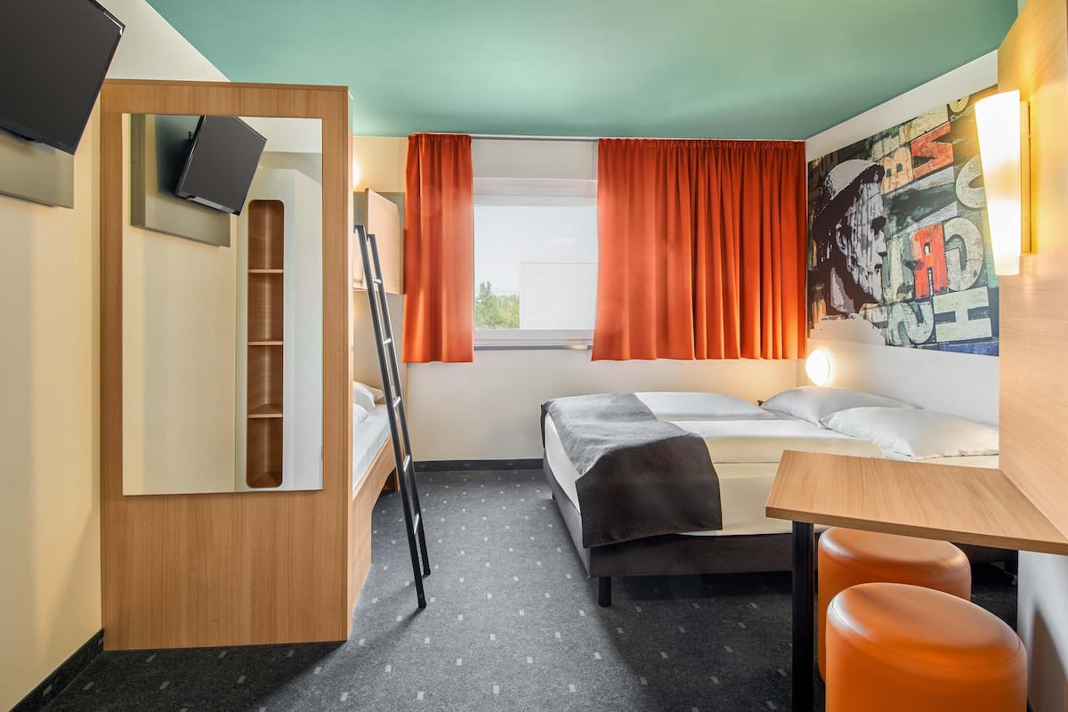 Family Room | Hypo-allergenic bedding, desk, soundproofing, free WiFi