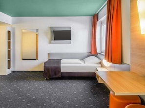 Hypo-allergenic bedding, desk, soundproofing, free WiFi