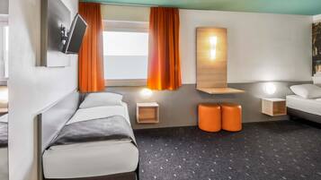 Hypo-allergenic bedding available, desk, soundproofing, WiFi (free)