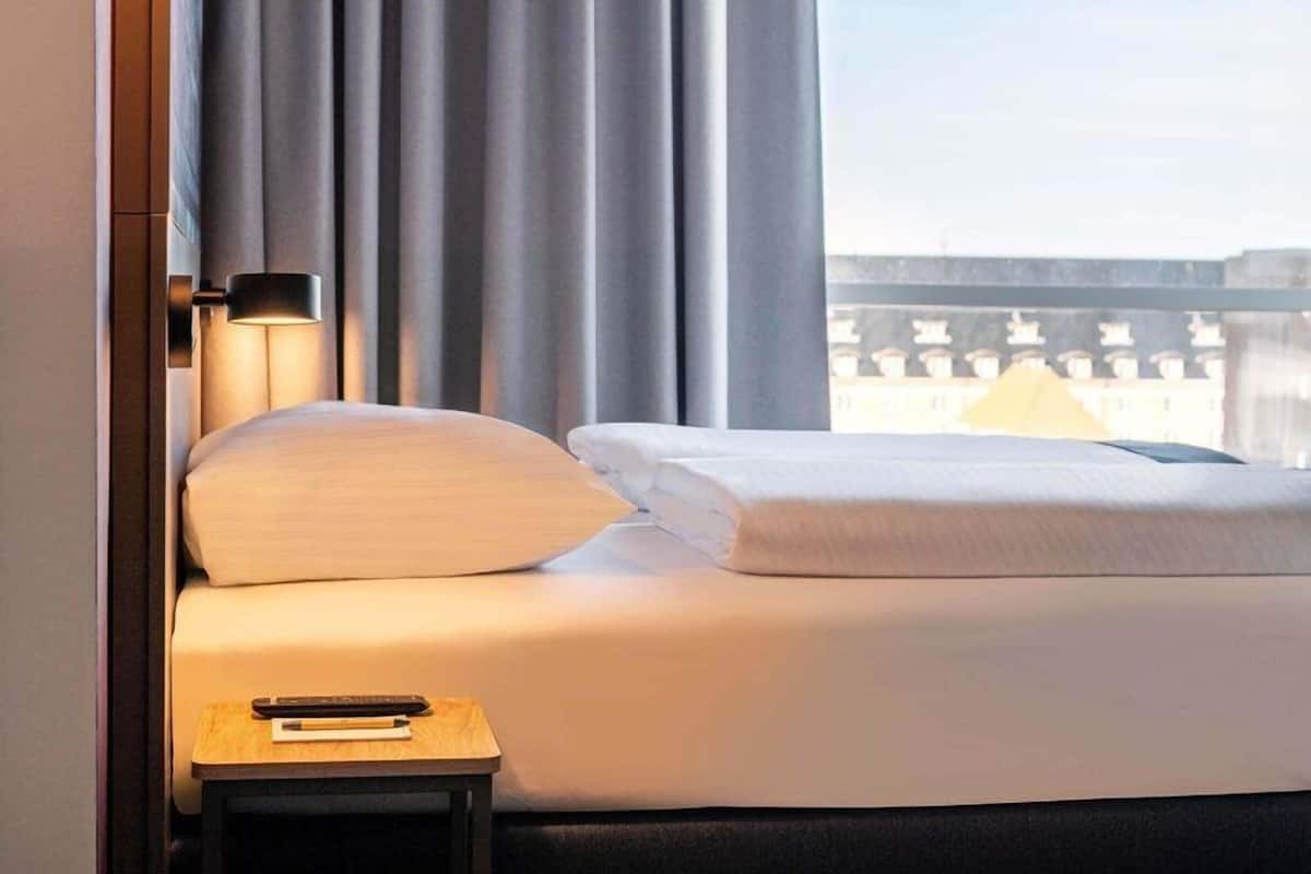 Twin Room | Hypo-allergenic bedding available, desk, soundproofing, WiFi (free)