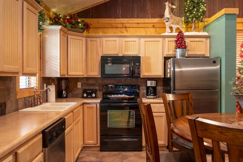 Walk-in Christmas Cabin - Just off of Hwy 76! Minutes from Shows!