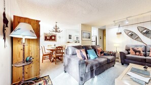 Smart TV, fireplace, DVD player - Pet-Friendly, Bright & Rustic, Balcony. On Shuttle Route, Summer Pool (Mammoth Lakes)
