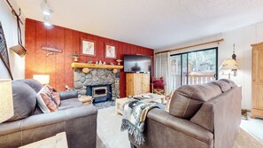 Smart TV, fireplace, DVD player - Pet-Friendly, Bright & Rustic, Balcony. On Shuttle Route, Summer Pool (Mammoth Lakes)