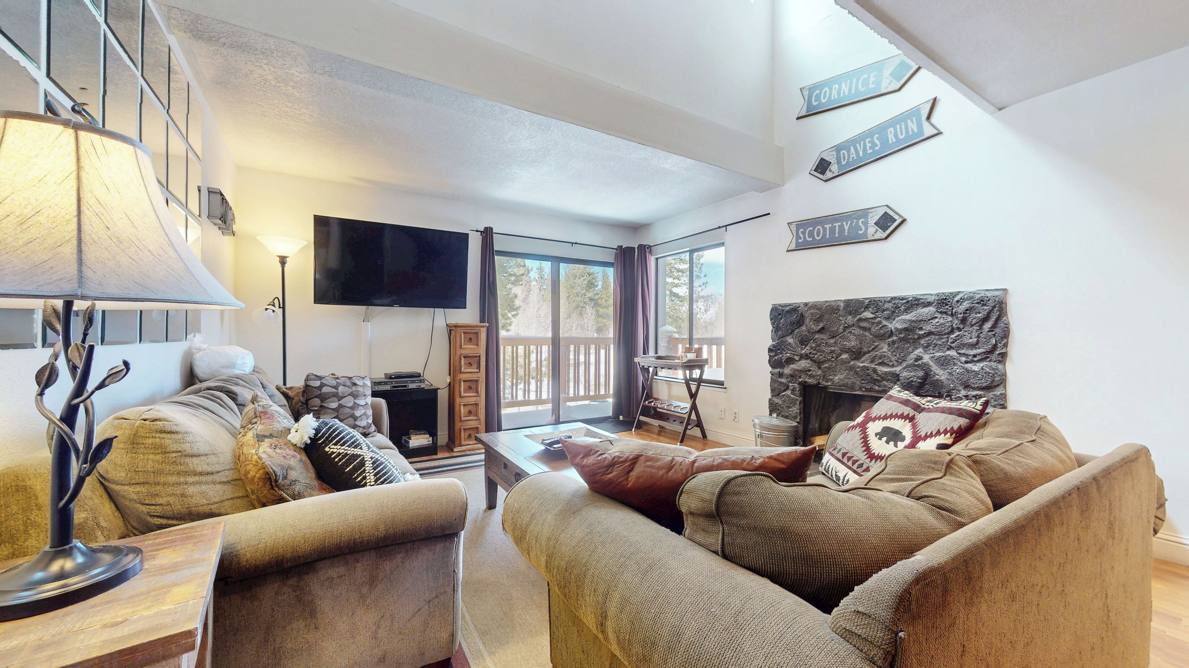 Smart TV, fireplace