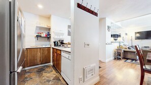 Enjoy a comfortable stay in this apartment with a fully equipped kitchen, sofa, flat-screen TV, and dining area.