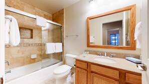 Ensemble douche/baignoire, serviettes fournies
