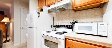 ثلاجة، ميكروويف، فرن، موقد طهي مسطح