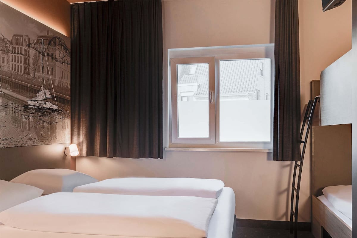 Vierbettzimmer | Schreibtisch, schallisolierte Zimmer, kostenloses WLAN, BettwÀsche