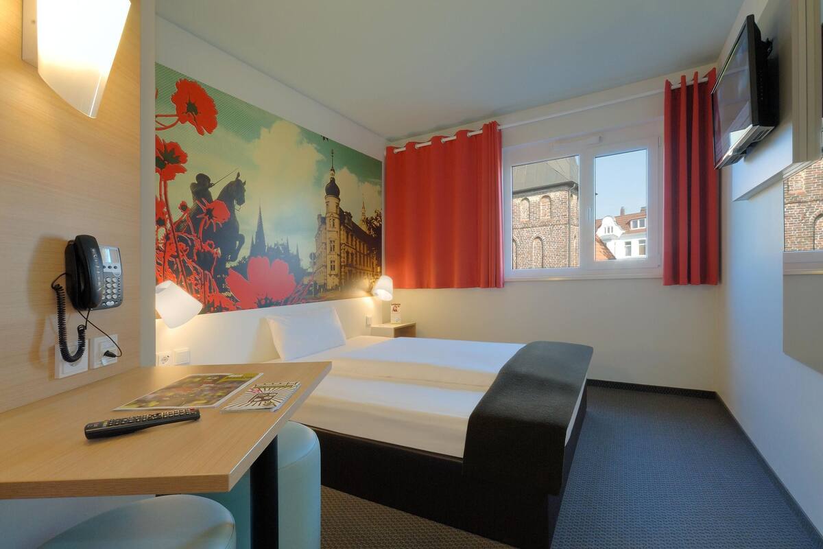Desk, soundproofing, free WiFi, bed sheets
