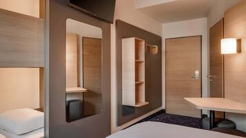 Desk, soundproofing, free WiFi, bed sheets