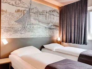 Escritorio, insonorización, wifi gratis y ropa de cama