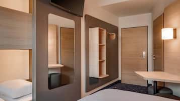 Quadruple Room | Desk, soundproofing, free WiFi, bed sheets