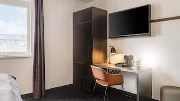 Escrivaninha, quartos à prova de som, Wi-Fi de cortesia, roupa de cama