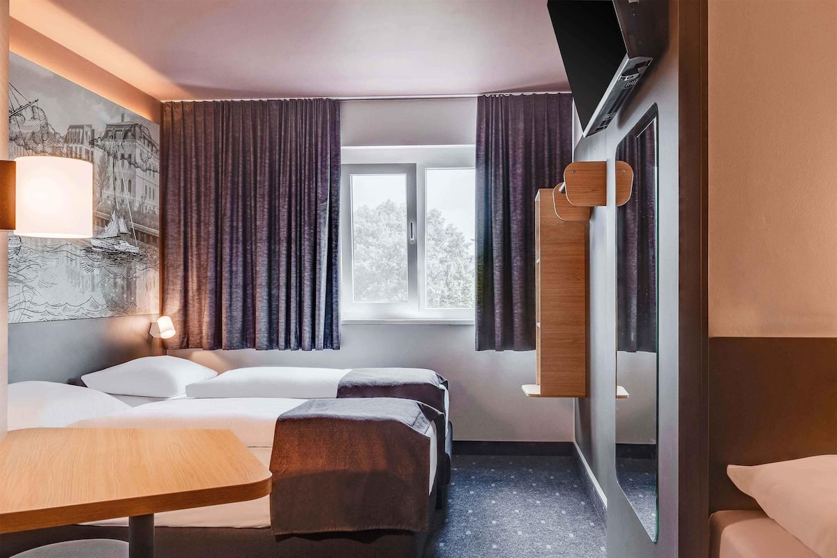Dreibettzimmer | Schreibtisch, schallisolierte Zimmer, kostenloses WLAN, BettwÀsche