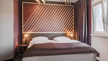 Desk, soundproofing, free WiFi, bed sheets