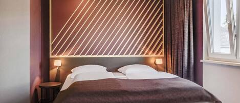 Desk, soundproofing, free WiFi, bed sheets