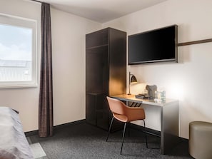 Escritorio, insonorización, wifi gratis y ropa de cama