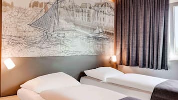 Desk, soundproofing, free WiFi, bed sheets