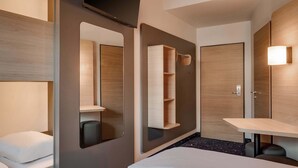 4 人部屋 | デスク、防音設備、WiFi (無料)、ベッドシーツ