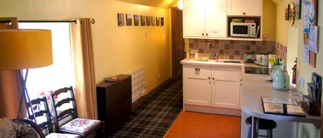 Jääkaappi, mikroaaltouuni, liesi, vedenkeitin