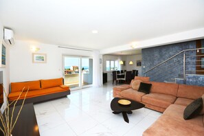 Smart-TV, Kamin, Tischfußball, Bücher