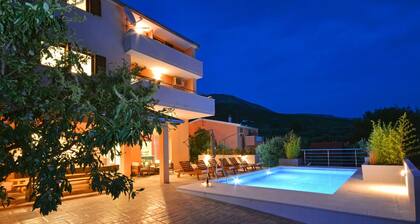 "Villa Karmen" Split, Private Garden & Heated Pool