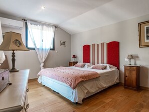 A bedroom with a bed, bedside tables, a lamp, a dresser, and a window with curtains. - La Verdière -  Contemporary house with garden and private pool (L'Isle-sur-la-Sorgue)