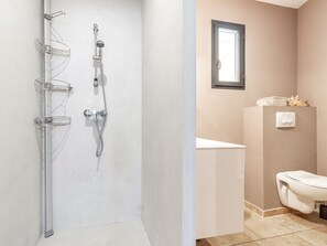 A modern bathroom with a shower, toilet, and sink. - La Verdière -  Contemporary house with garden and private pool (L'Isle-sur-la-Sorgue)
