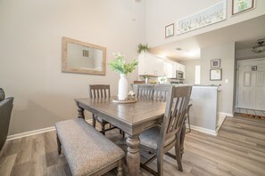 Dining - Spacious 3-bedroom golf condo in the scenic Pointe Royale Golf Resort (Branson)