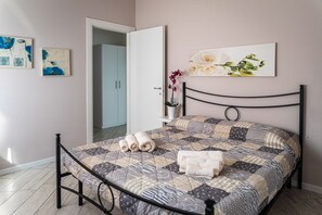 2 bedrooms, iron/ironing board, free WiFi, bed sheets - MINERVA HOLIDAYHOME - APARTMENT GARDENIA  (Manerba del Garda)