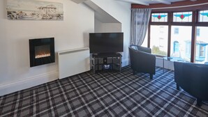 Apartment | Wohnbereich | 32-Zoll-Flachbildfernseher mit Satellitenempfang, Fernseher