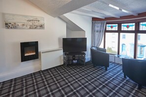 Apartment | Wohnbereich | 32-Zoll-Flachbildfernseher mit Satellitenempfang, Fernseher