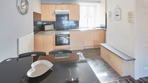 Apartment | Eigene Küche | Kühlschrank, Mikrowelle, Ofen, Herdplatte