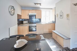 Apartment | Eigene Küche | Kühlschrank, Mikrowelle, Ofen, Herdplatte