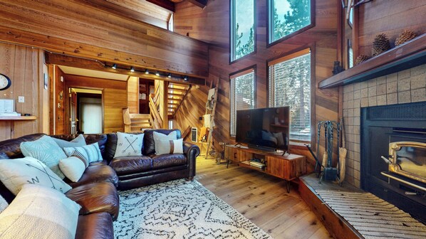 Smart TV, fireplace, DVD player, stereo