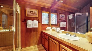 Combined shower/tub, hair dryer, towels