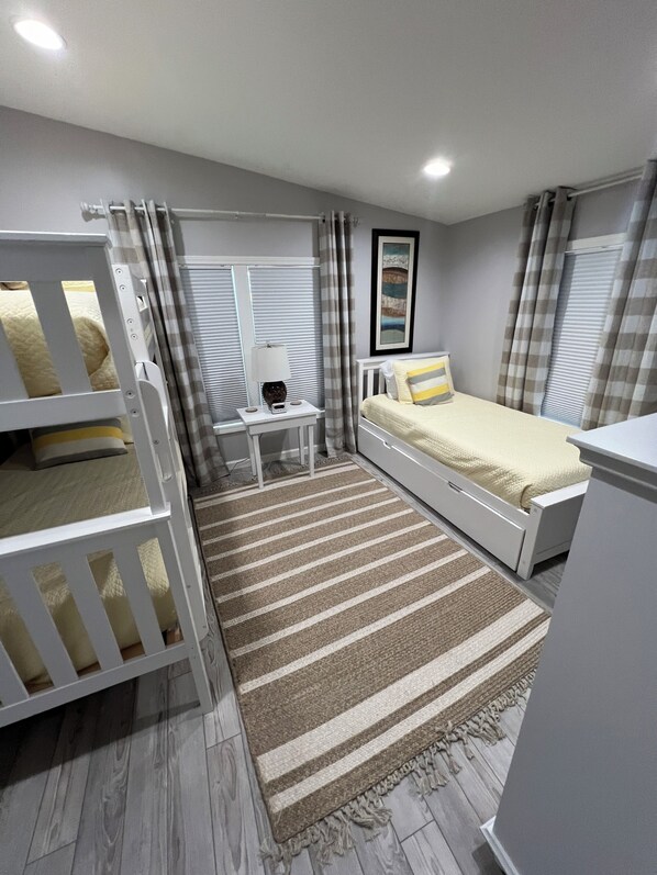 2 camere, una scrivania, ferro/asse da stiro, culla da viaggio