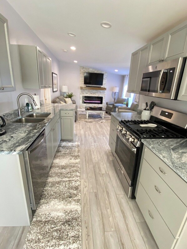 Réfrigérateur, micro-ondes, four, plaque de cuisson