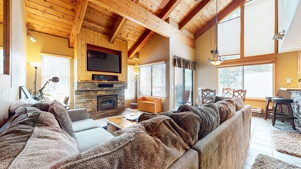 Smart TV, fireplace, DVD player, stereo - Spacious & Updated. Right Across from The Village, Gondola & Winter Shuttle! (Mammoth Lakes)