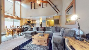 Smart TV, fireplace, DVD player, stereo - Spacious & Updated. Right Across from The Village, Gondola & Winter Shuttle! (Mammoth Lakes)