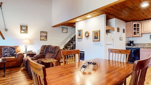 Smart TV, fireplace, DVD player - Large Condo, Rustic Décor & Private Balcony. Right Across from The Village (Mammoth Lakes)